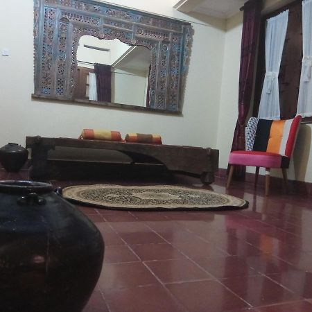Doeloerkoe Homestay Solo Buitenkant foto