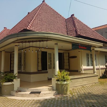 Doeloerkoe Homestay Solo Buitenkant foto