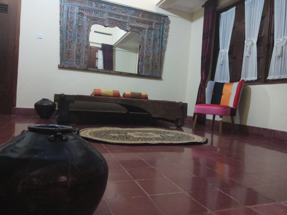 Doeloerkoe Homestay Solo Buitenkant foto