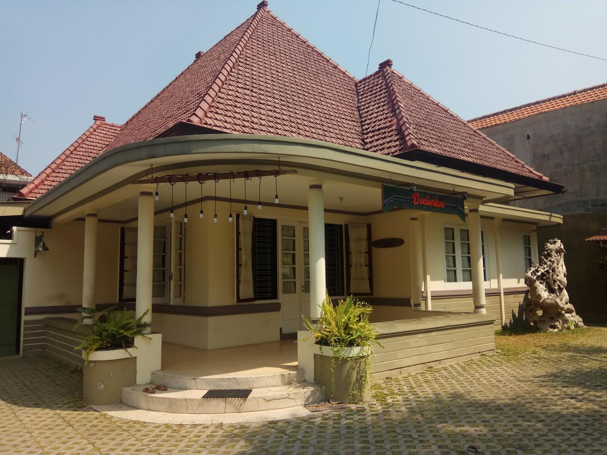 Doeloerkoe Homestay Solo Buitenkant foto