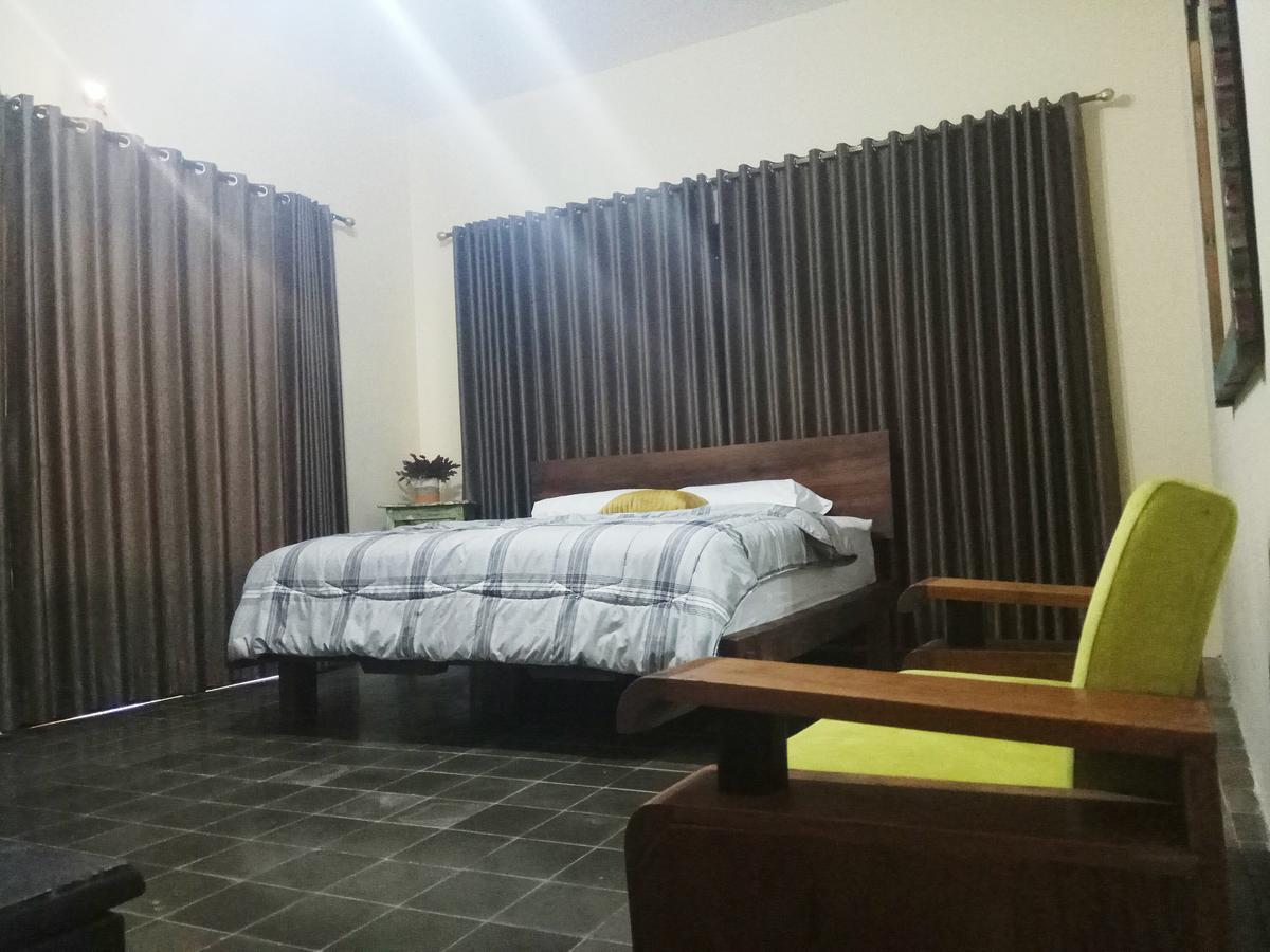 Doeloerkoe Homestay Solo Buitenkant foto