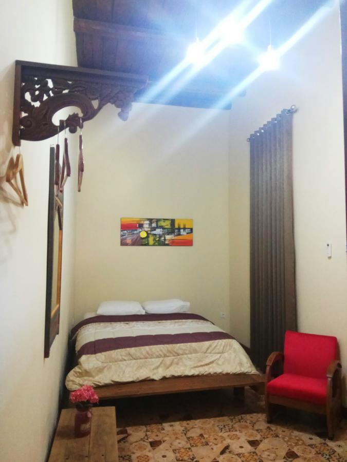 Doeloerkoe Homestay Solo Buitenkant foto