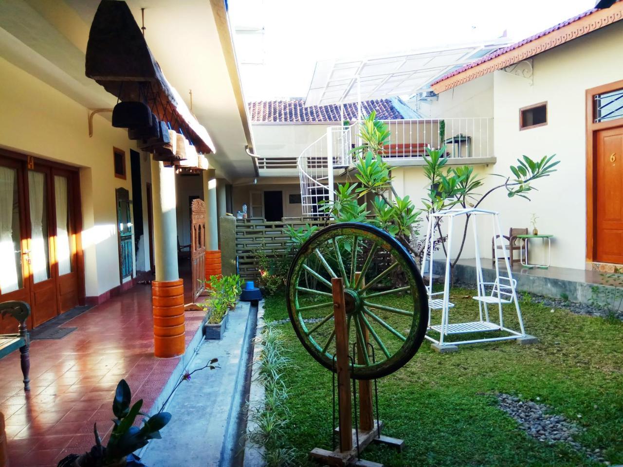 Doeloerkoe Homestay Solo Buitenkant foto