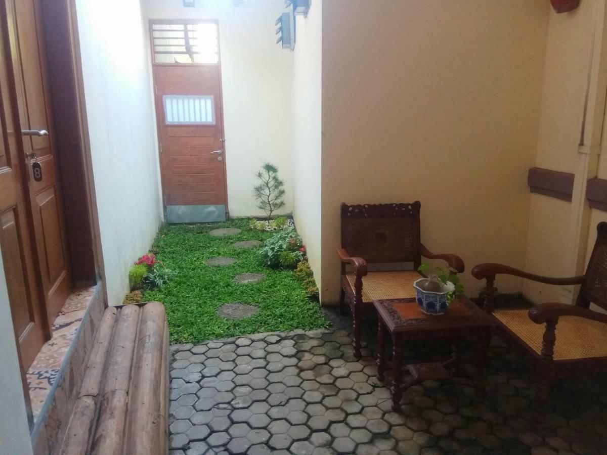 Doeloerkoe Homestay Solo Buitenkant foto